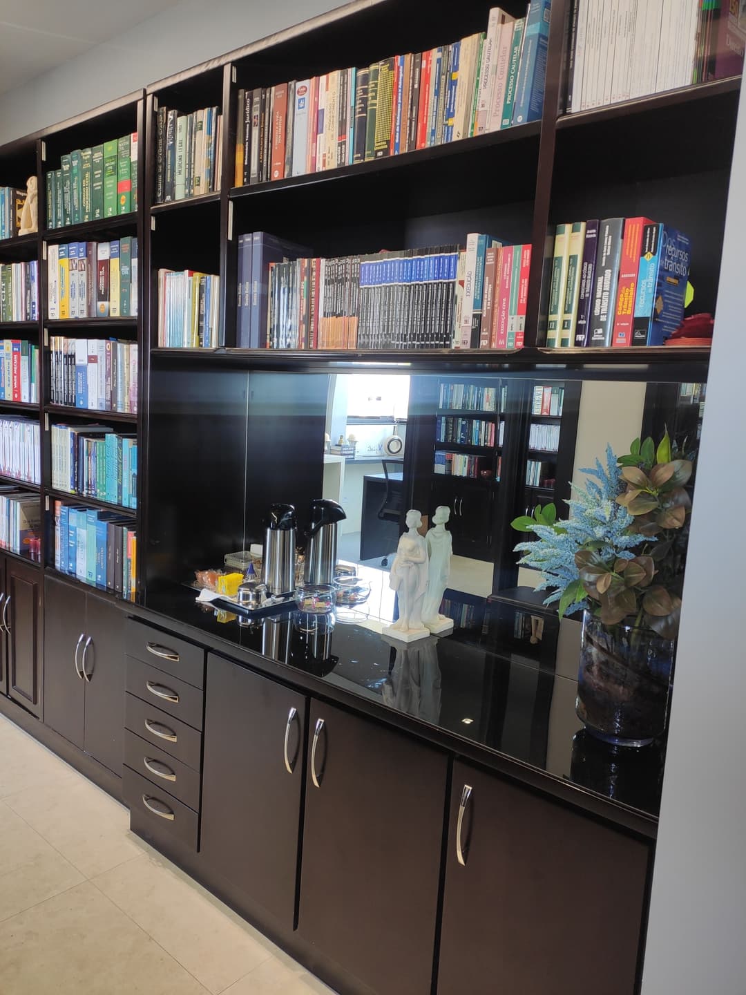 Loja, atelie e escritórios organizados