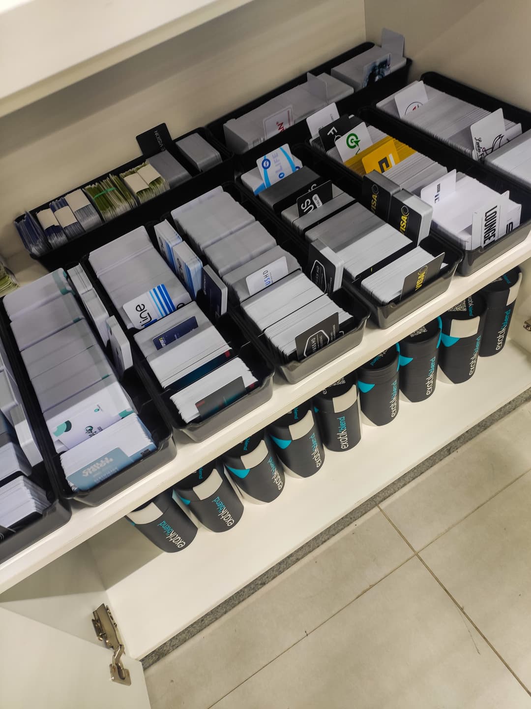 Almoxarifados e estoques organizados